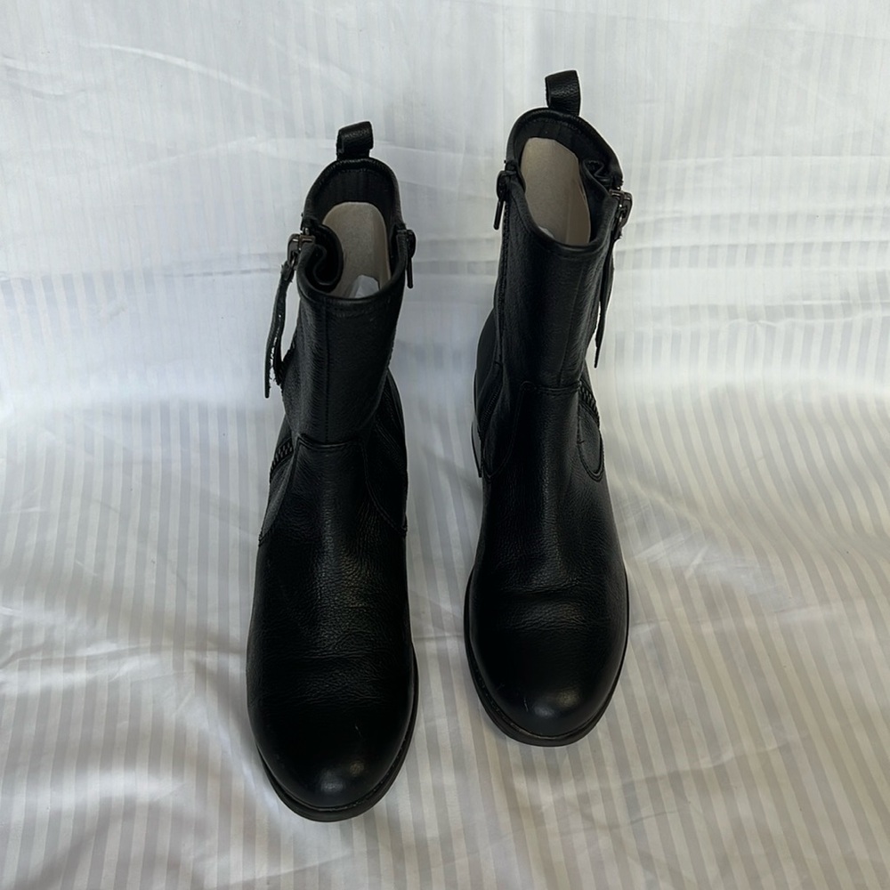 Clark’s black leather boots size 6M women’s